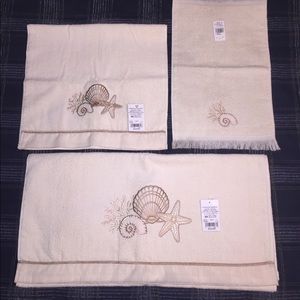 Decorative Avanti brand 3 Piece Bath Ensemble